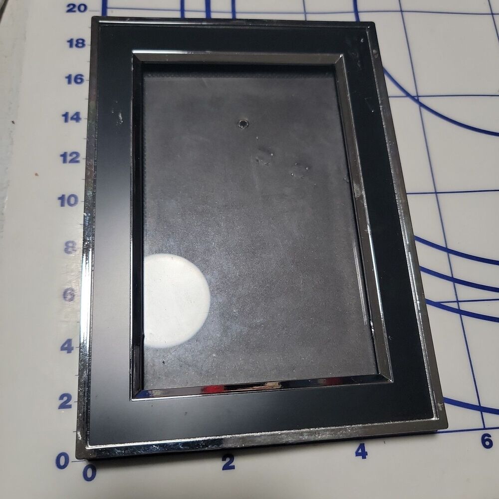 PHOTO FRAME Vtg Black & Silver Modern Metal Tabletop or Wall  5"x7" Picture